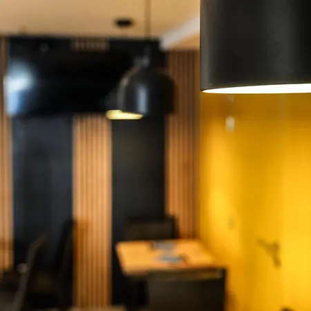 Отель Logis & Restaurant La Bleue Камбо-ле-Бен
