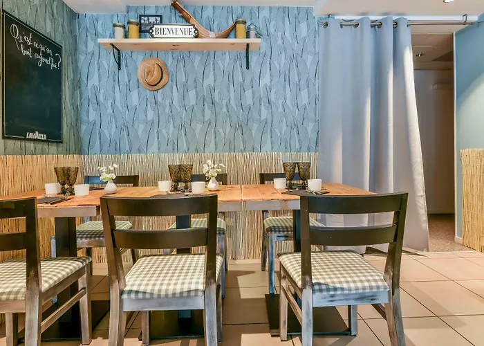 Logis & Restaurant La Bleue カンボ・レ・バン